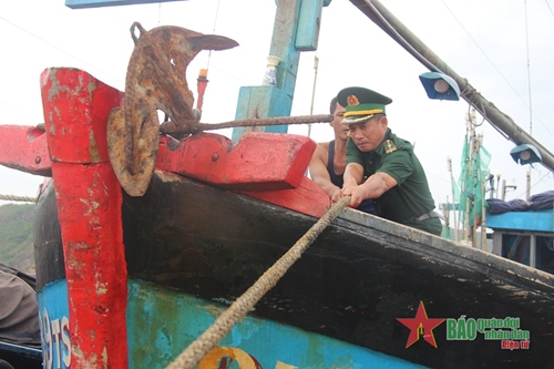 Bộ đội Biên phòng tỉnh Bình Định kêu gọi tàu thuyền tránh trú bão số 4